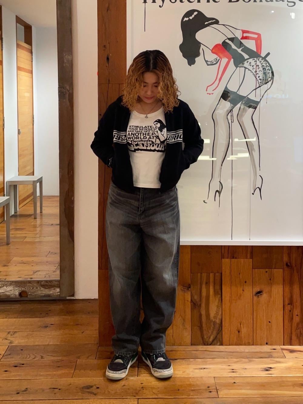 ホワイト系のTシャツ/カットソー、ブラック系のその他アウター、ブラック系のデニムパンツを着用したレディースの秋コーディネートの1枚目の写真