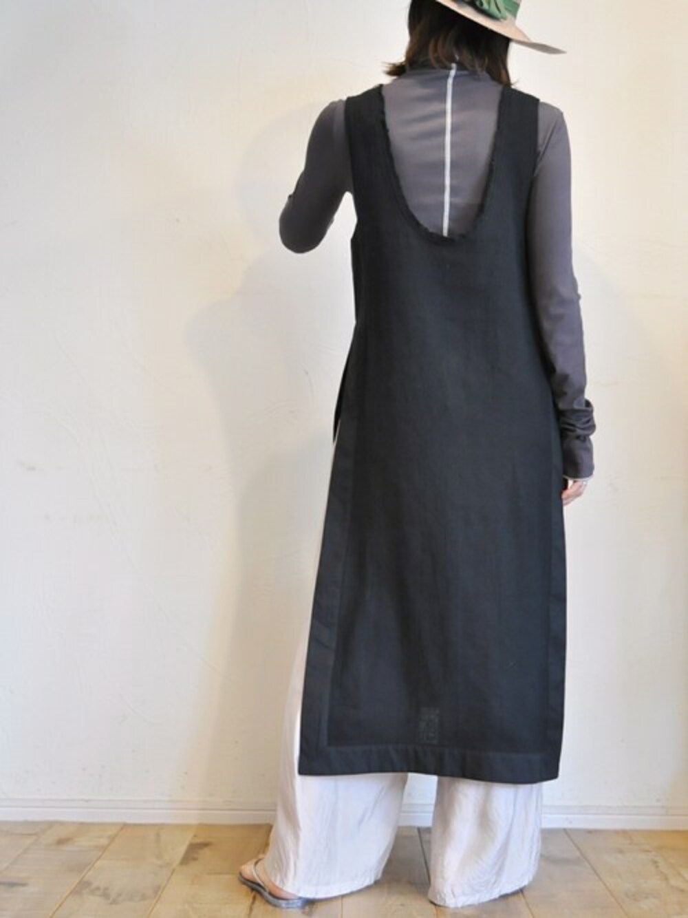 ベージュ系のその他パンツ、ブラック系のワンピース、グレー系のTシャツ/カットソーを着用したレディースの冬コーディネートの1枚目の写真