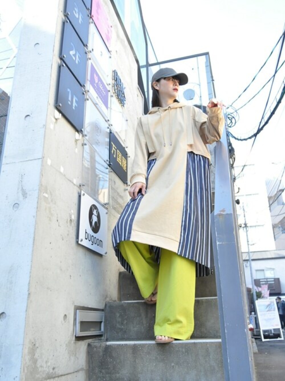 「カラーパンツ、キャップ、レイヤードスタイル、ワイドパンツ、パーカーワンピース、フードワンピース、blancbasque、thomasmagpie」｜「Thomas magpieのThomas magpie コットンパンツ（その他パンツ、グリーン系）」を使った、chaosbohemiaさん（レディース・168cm）の冬コーディネートの1枚目の写真