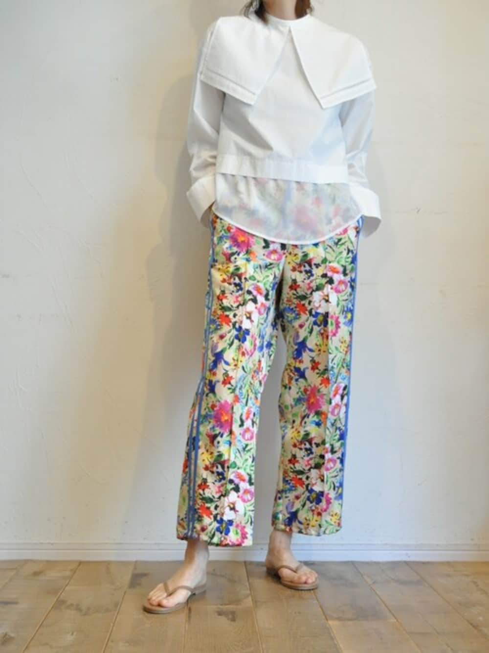ブルー系のその他パンツ、ホワイト系のシャツ/ブラウスを着用したレディースの春コーディネートの1枚目の写真