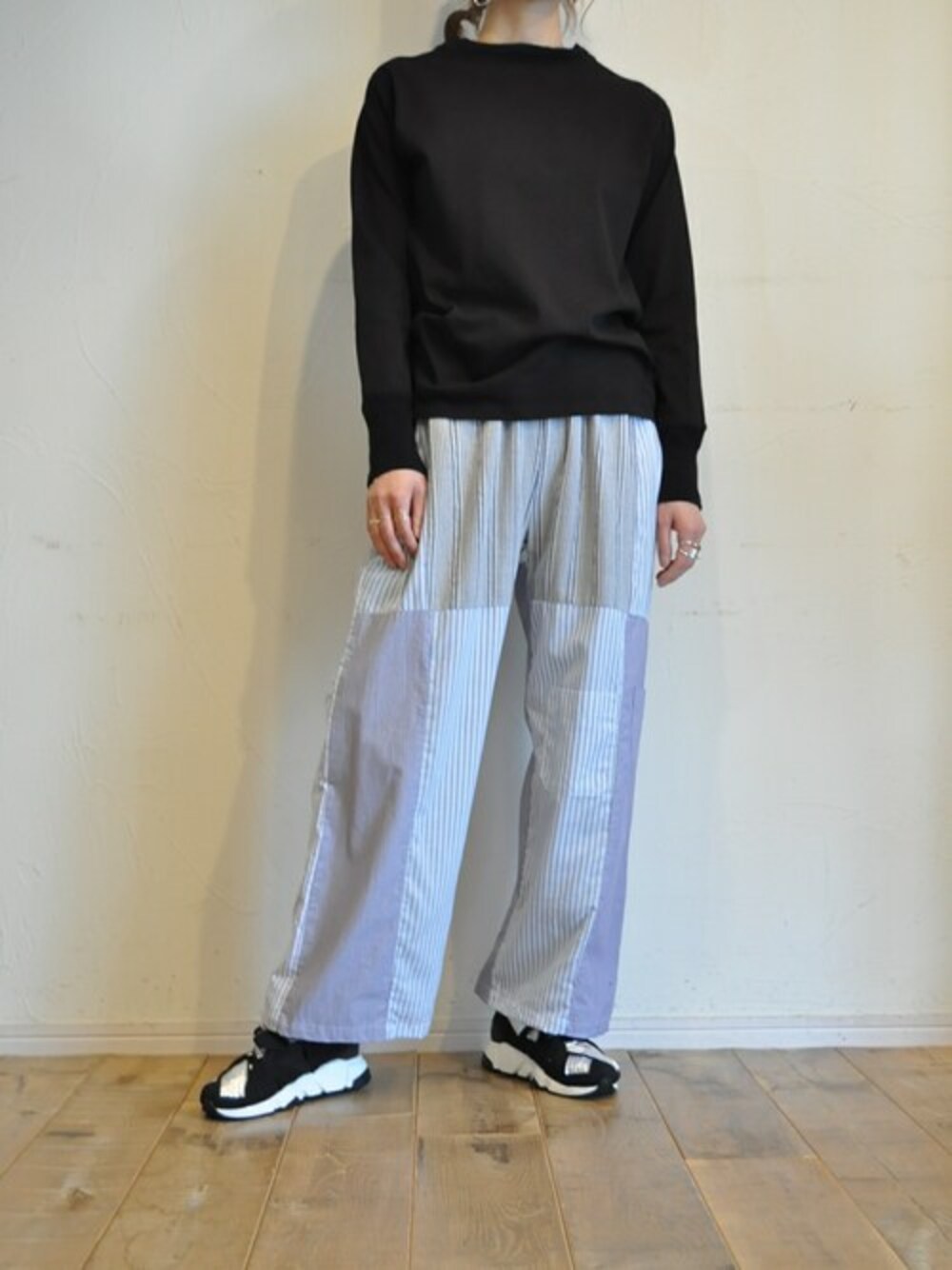 ブルー系のその他パンツ、ブラック系のTシャツ/カットソーを着用したレディースの春コーディネートの1枚目の写真