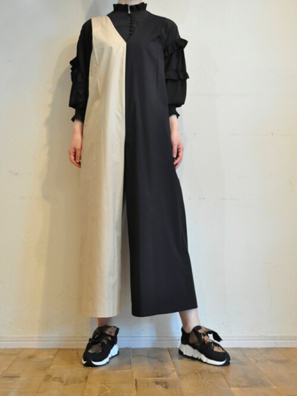 ブラック系のシャツ/ブラウス、ブラック系のサロペット/オーバーオールを着用したレディースの春コーディネートの1枚目の写真