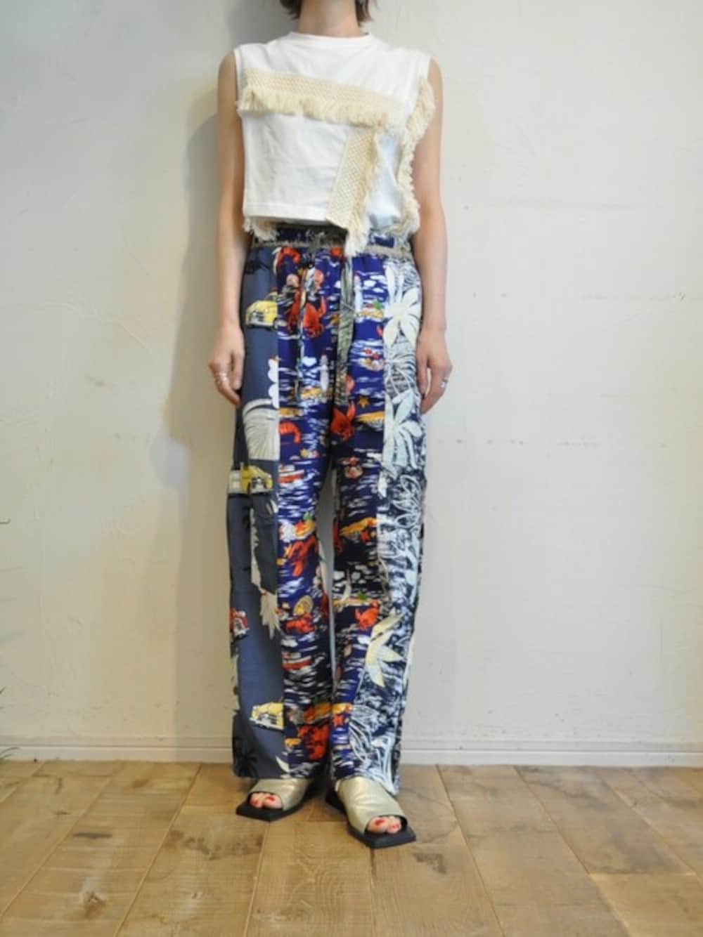 ホワイト系のタンクトップ、ブルー系のその他パンツを着用したレディースの夏コーディネートの1枚目の写真