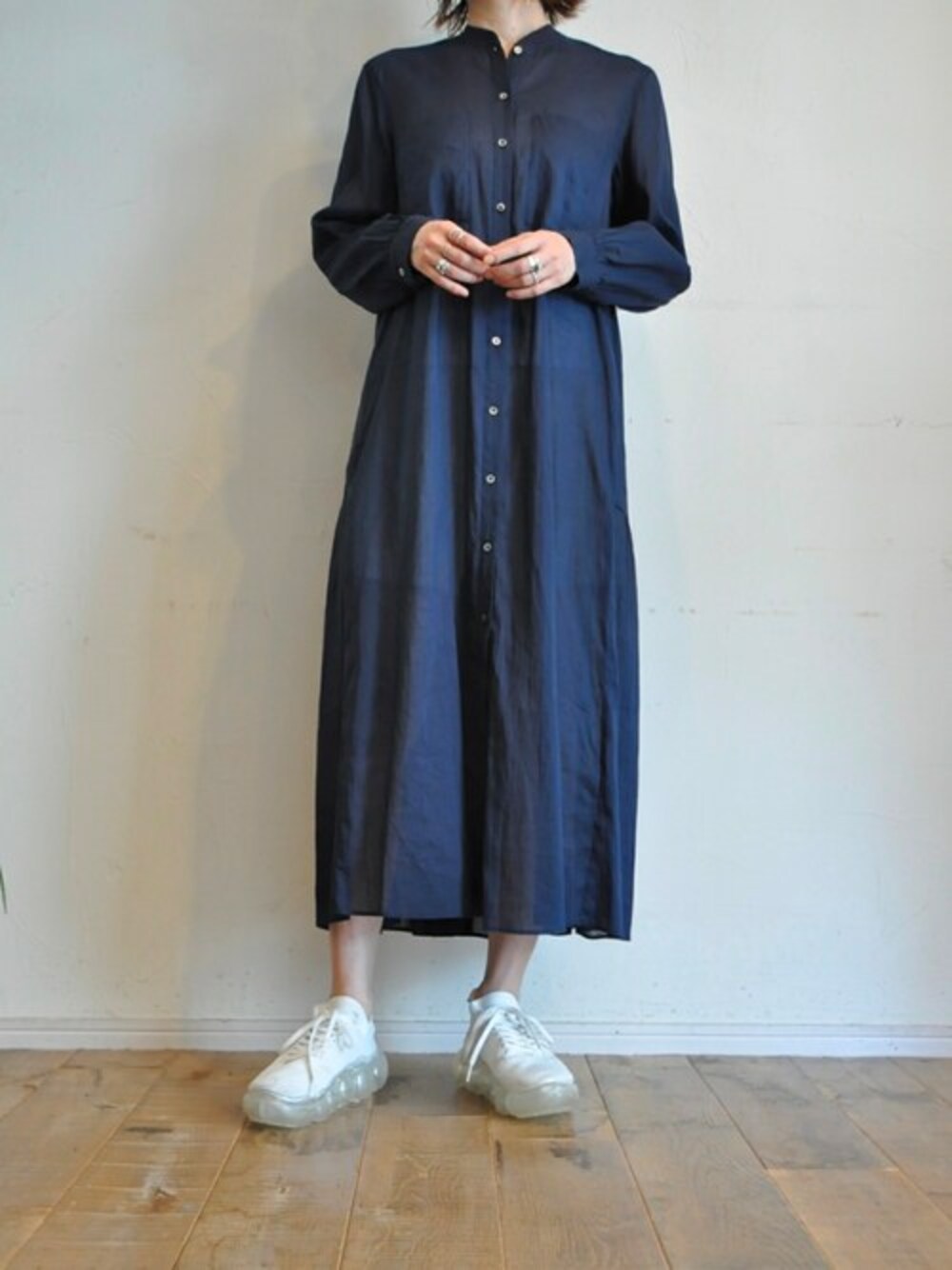 ブルー系のシャツワンピースを着用したレディースの夏コーディネートの1枚目の写真