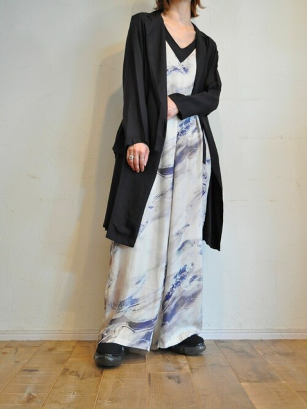 ブラック系のその他アウター、ブルー系のその他パンツを着用したレディースの夏コーディネートの1枚目の写真