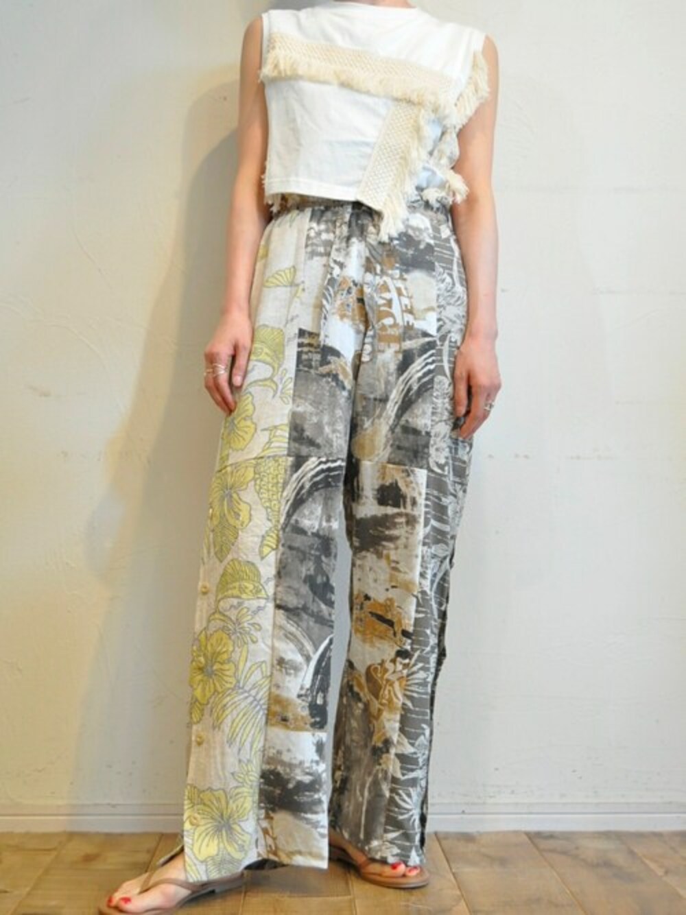 ホワイト系のタンクトップ、イエロー系のその他パンツを着用したレディースの夏コーディネートの1枚目の写真