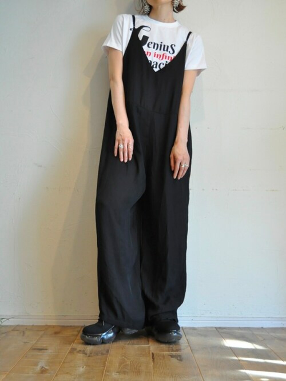 ブラック系のサロペット/オーバーオール、ホワイト系のTシャツ/カットソーを着用したレディースの夏コーディネートの1枚目の写真