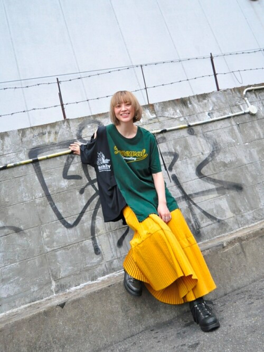 グリーン系のTシャツ/カットソー、イエロー系のスカートを着用したレディースの夏コーディネートの1枚目の写真