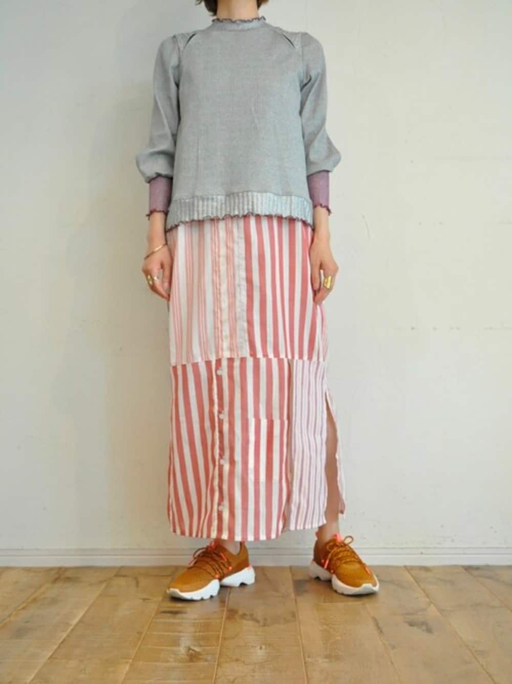 「rehersall、リブニット、シンプルコーデ、グリッター、ストライプワンピース、ラメニット、キャミワンピース、秋準備始めました」｜「RehersalLのラメニットスリットトップス（ニット/セーター、ピンク系）」を使った、chaosbohemiaさん（レディース・165cm）の秋コーディネートの1枚目の写真