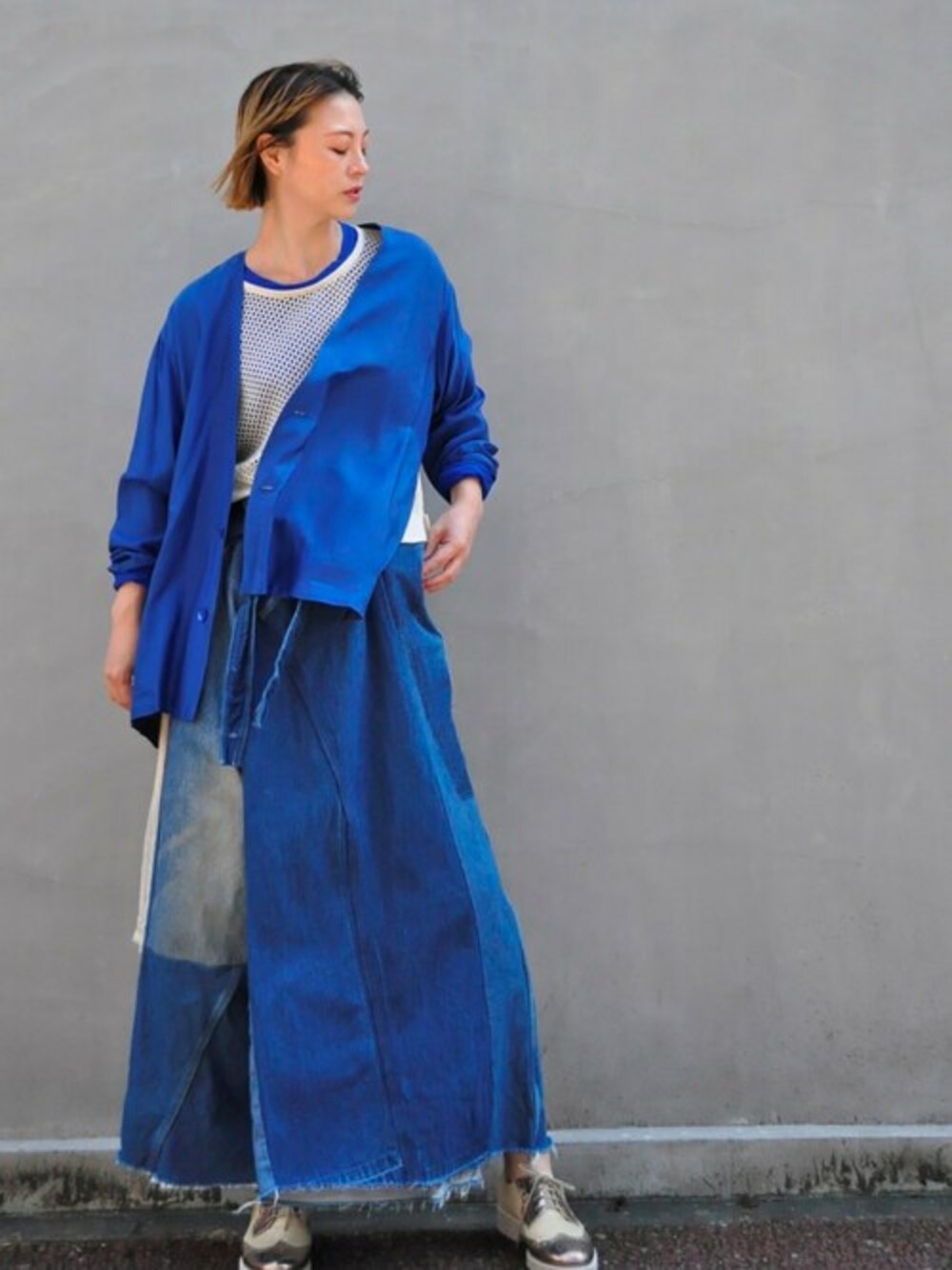 「ジャケット、デニム、rehersall、リハーズオール、ジャケットスタイル、メッシュ、キュプラ、リメイクデニム、hippiness、ヒッピネス」｜「hippinessのキュプラツートンウォーカージャケット（ノーカラージャケット、ブルー系）」を使った、chaosbohemiaさん（レディース・168cm）の秋コーディネートの1枚目の写真