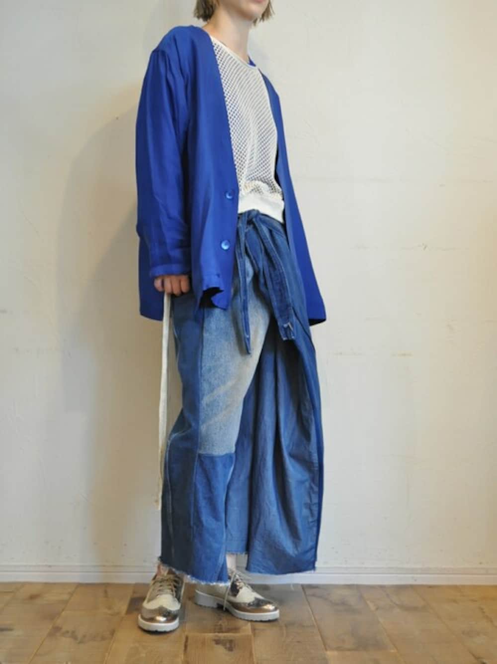 ブルー系のノーカラージャケット、ブルー系のデニムパンツ、ベージュ系のニット/セーターを着用したレディースの秋コーディネートの1枚目の写真