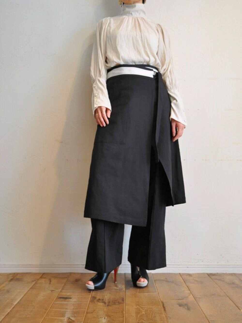 ベージュ系のシャツ/ブラウス、ブラック系のスカート、ブラック系のその他パンツを着用したレディースの冬コーディネートの1枚目の写真