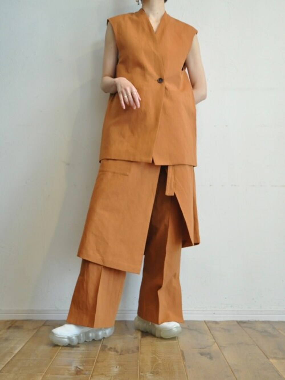 ブラウン系のベスト、ブラウン系のスカート、ブラウン系のその他パンツを着用したレディースの冬コーディネートの1枚目の写真