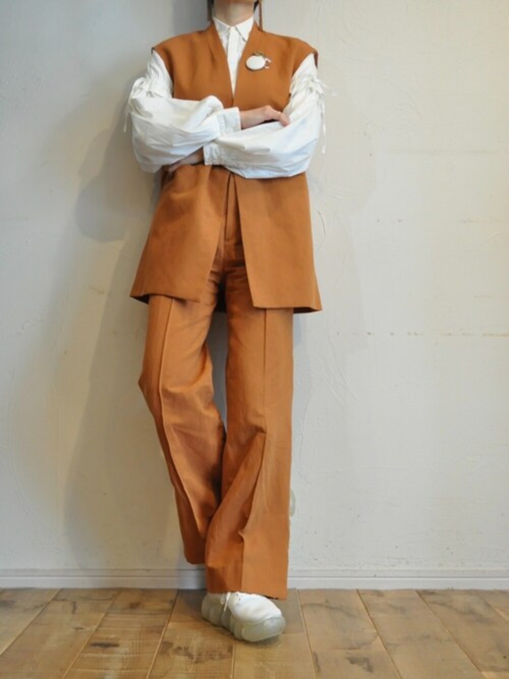 ブラウン系のベスト、ブラウン系のその他パンツを着用したレディースの冬コーディネートの1枚目の写真