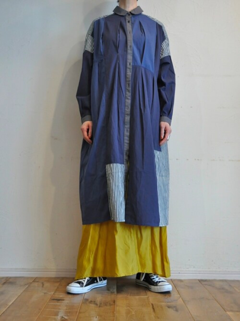 「ワンピース、シャツワンピース、レイヤードスタイル、パッチワーク、シンプルコーデ、キュプラ、hippiness、garance et violette」｜「--のスイッチングワンピース（ワンピース、ブルー系）」を使った、chaosbohemiaさん（レディース・165cm）の冬コーディネートの1枚目の写真