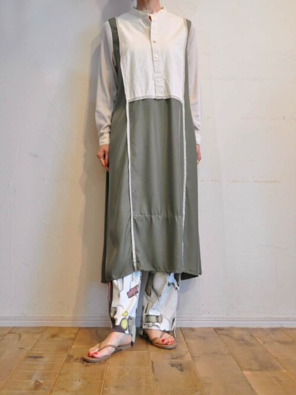 グリーン系のシャツワンピース、グリーン系のその他パンツを着用したレディースの春コーディネートの1枚目の写真