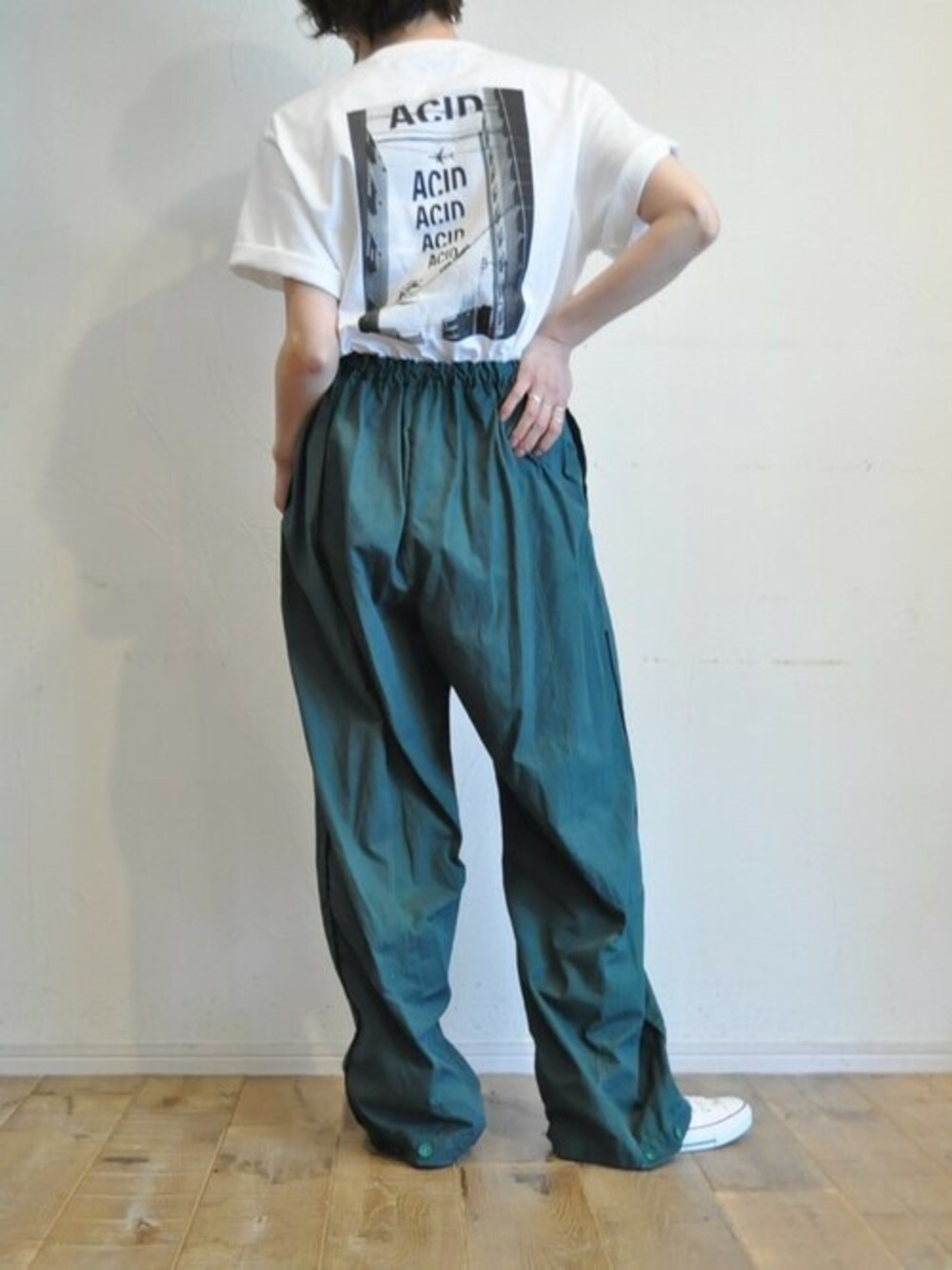 ホワイト系のTシャツ/カットソー、グリーン系のカーゴパンツを着用したレディースの春コーディネートの1枚目の写真