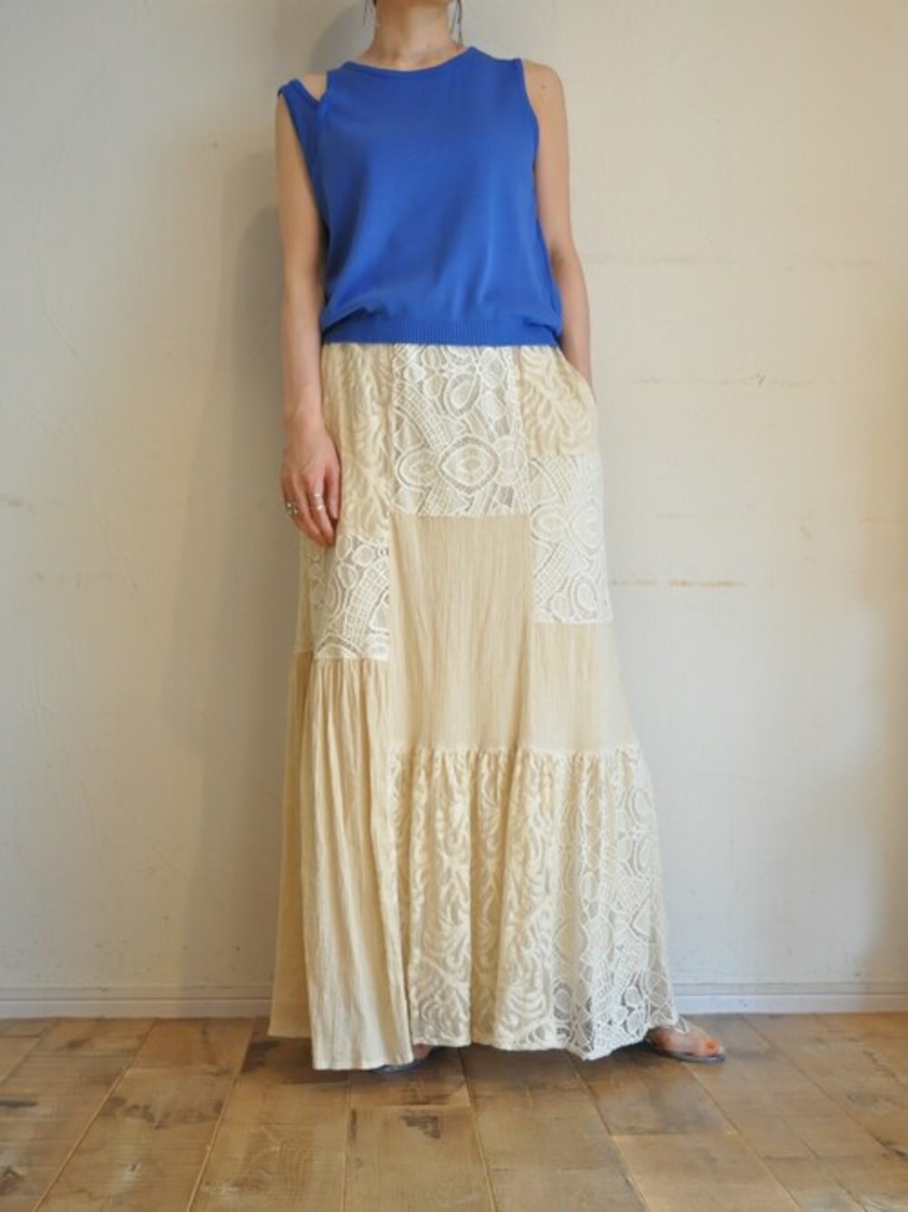 ブルー系のタンクトップを着用したレディースの夏コーディネートの1枚目の写真