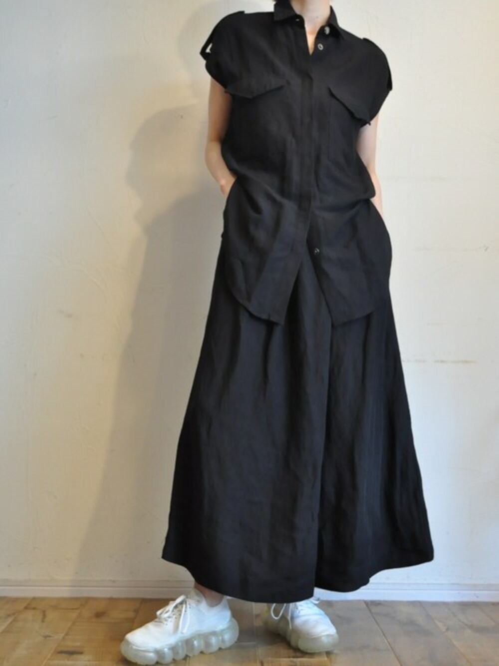 ブラック系のつなぎ/オールインワンを着用したレディースの夏コーディネートの1枚目の写真