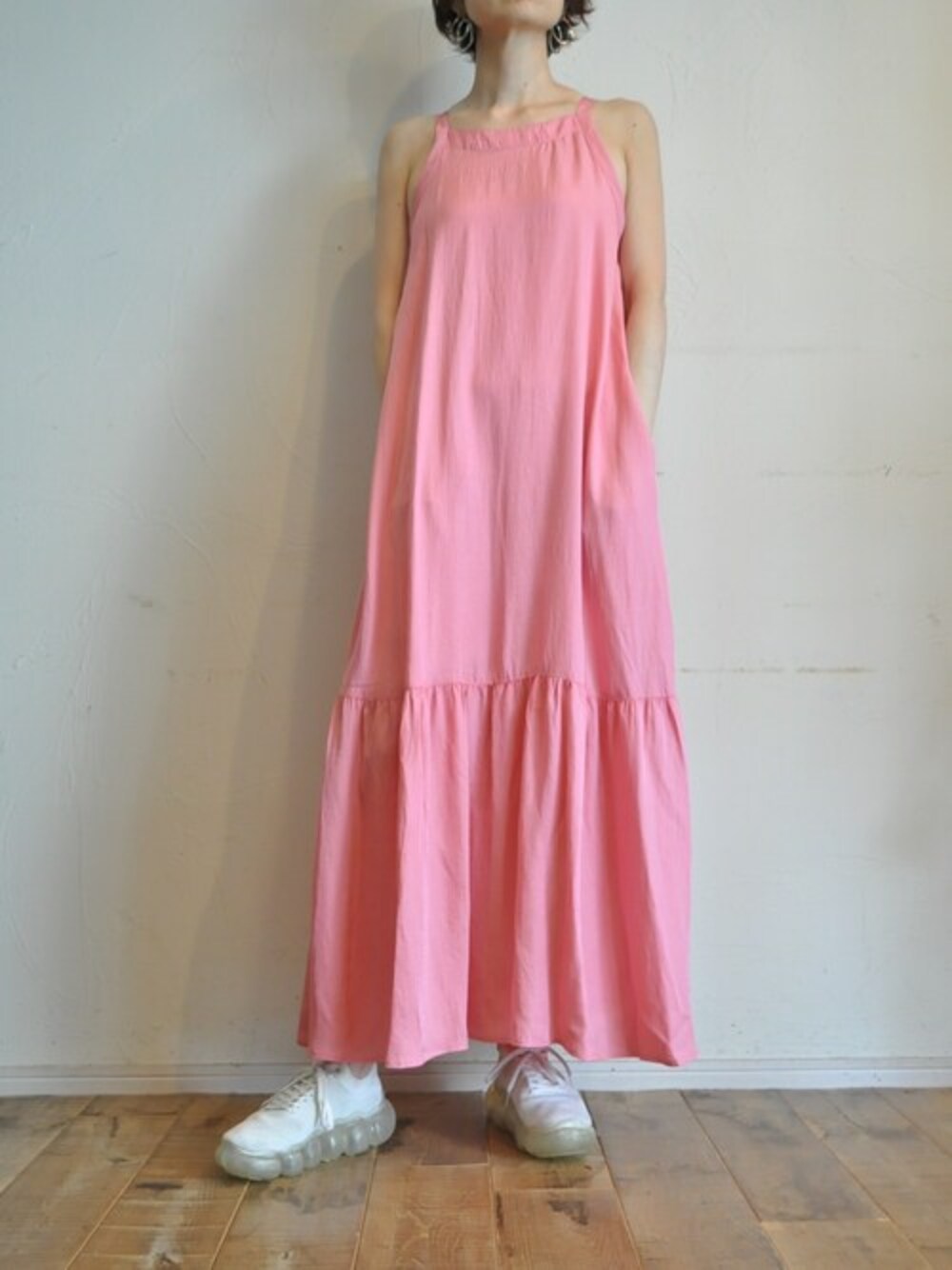 ピンク系のワンピースを着用したレディースの夏コーディネートの1枚目の写真