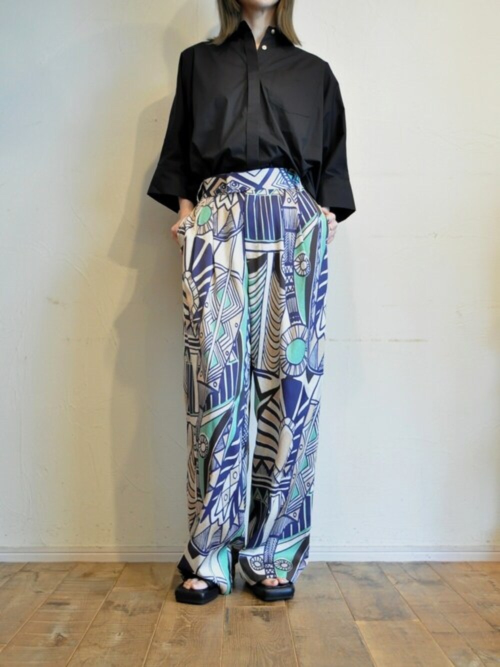 ブラック系のシャツ/ブラウス、ブルー系のその他パンツを着用したレディースの夏コーディネートの1枚目の写真