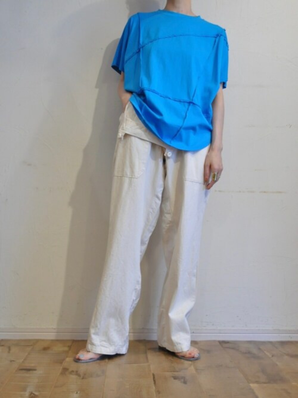 ホワイト系のサロペット/オーバーオール、ブルー系のTシャツ/カットソーを着用したレディースの夏コーディネートの1枚目の写真
