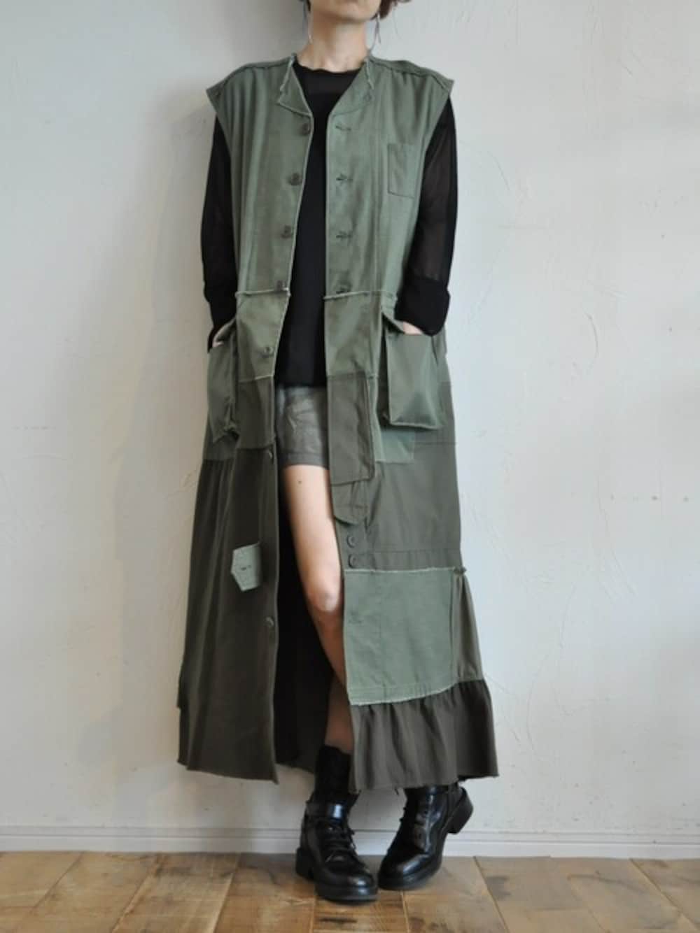 ブラック系のTシャツ/カットソー、グリーン系のワンピースを着用したレディースの夏コーディネートの1枚目の写真