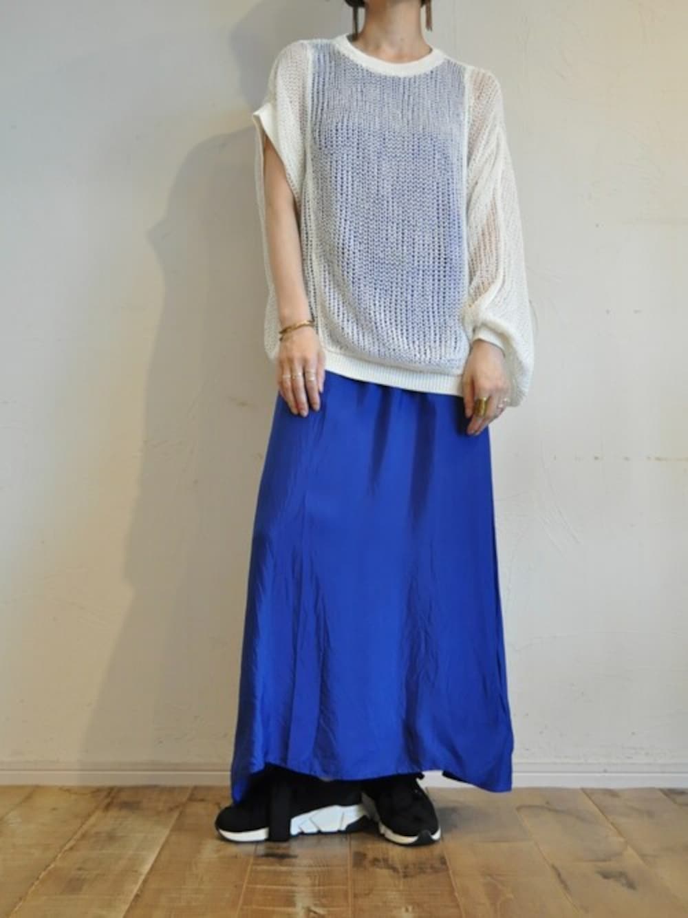 ホワイト系のニット/セーター、ブルー系のワンピースを着用したレディースの夏コーディネートの1枚目の写真
