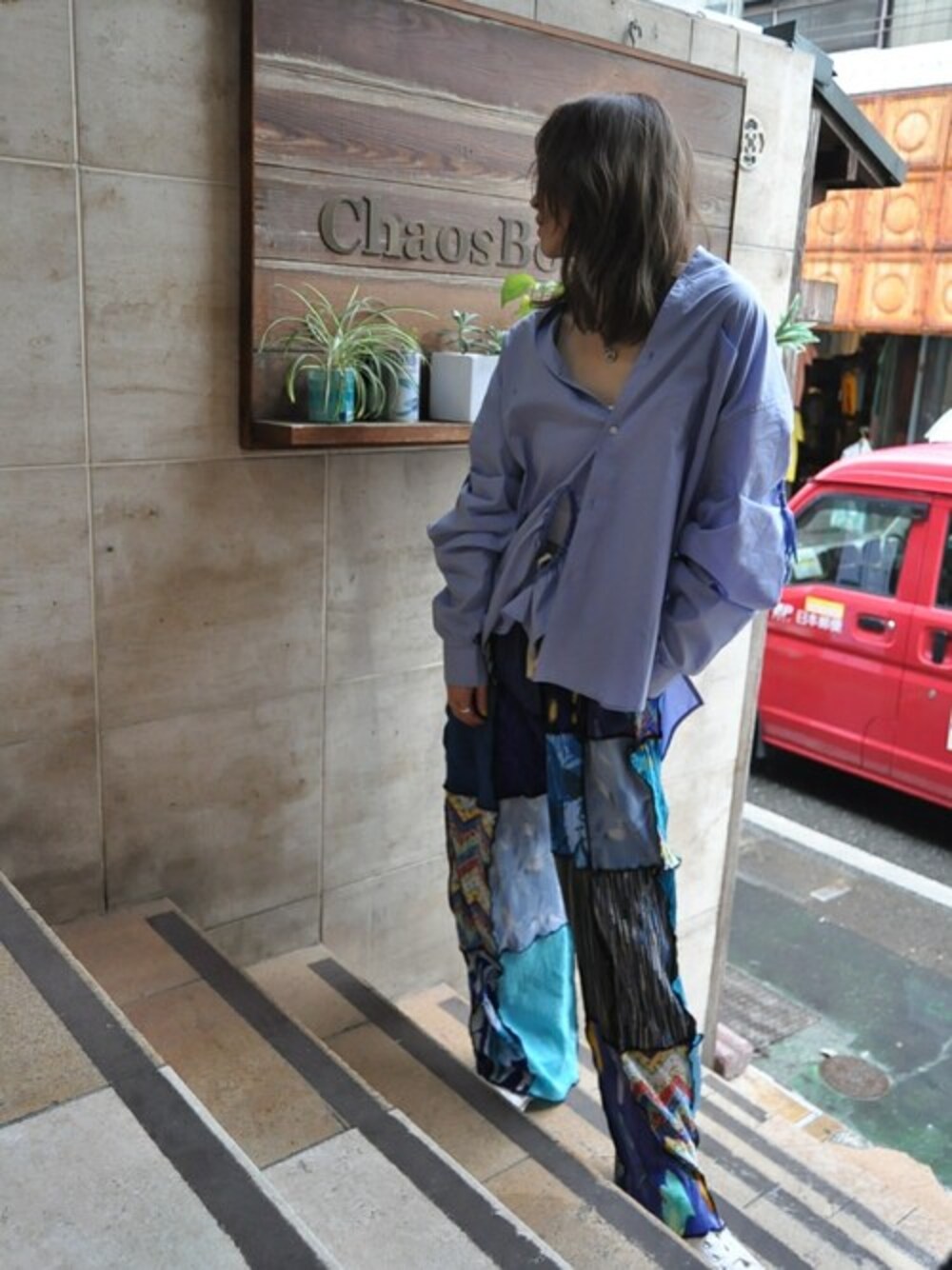 ブルー系のシャツ/ブラウス、ブラック系のその他パンツを着用したレディースの秋コーディネートの1枚目の写真