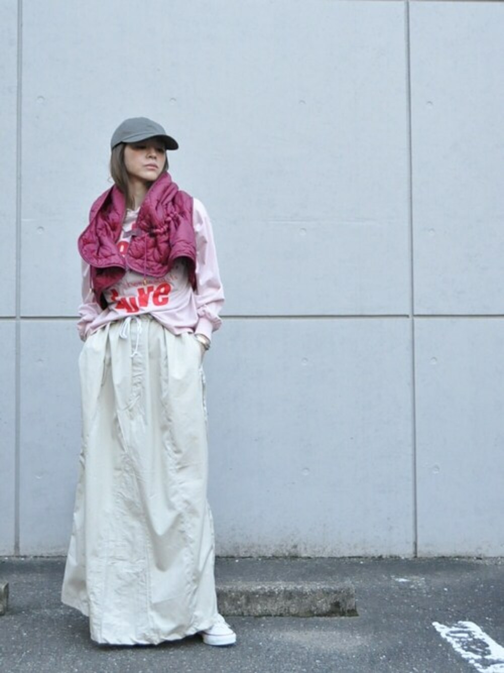 ピンク系のTシャツ/カットソー、パープル系のその他アウター、ベージュ系のスカートを着用したレディースの秋コーディネートの1枚目の写真