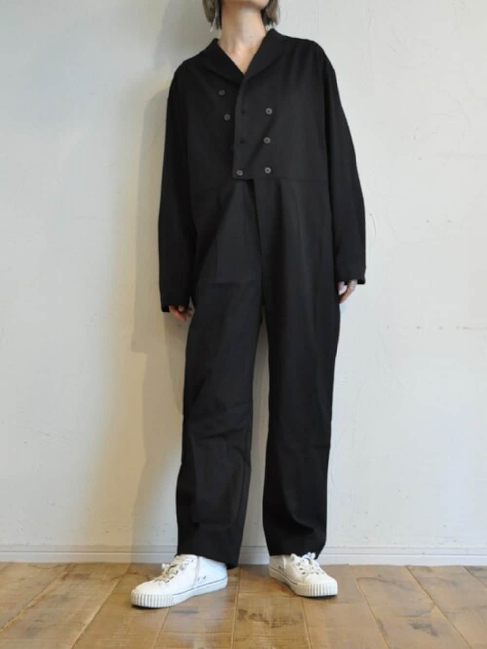 「スニーカー、ブラックコーデ、オールブラック、つなぎ、休日スタイル、白スニーカー、ジャンプスーツ、マルジェラ、MARGIELA、ダブルボタン」｜「--のダブルブレストオールインワン（サロペット/オーバーオール、ブラック系）」を使った、chaosbohemiaさん（レディース・165cm）の冬コーディネートの1枚目の写真
