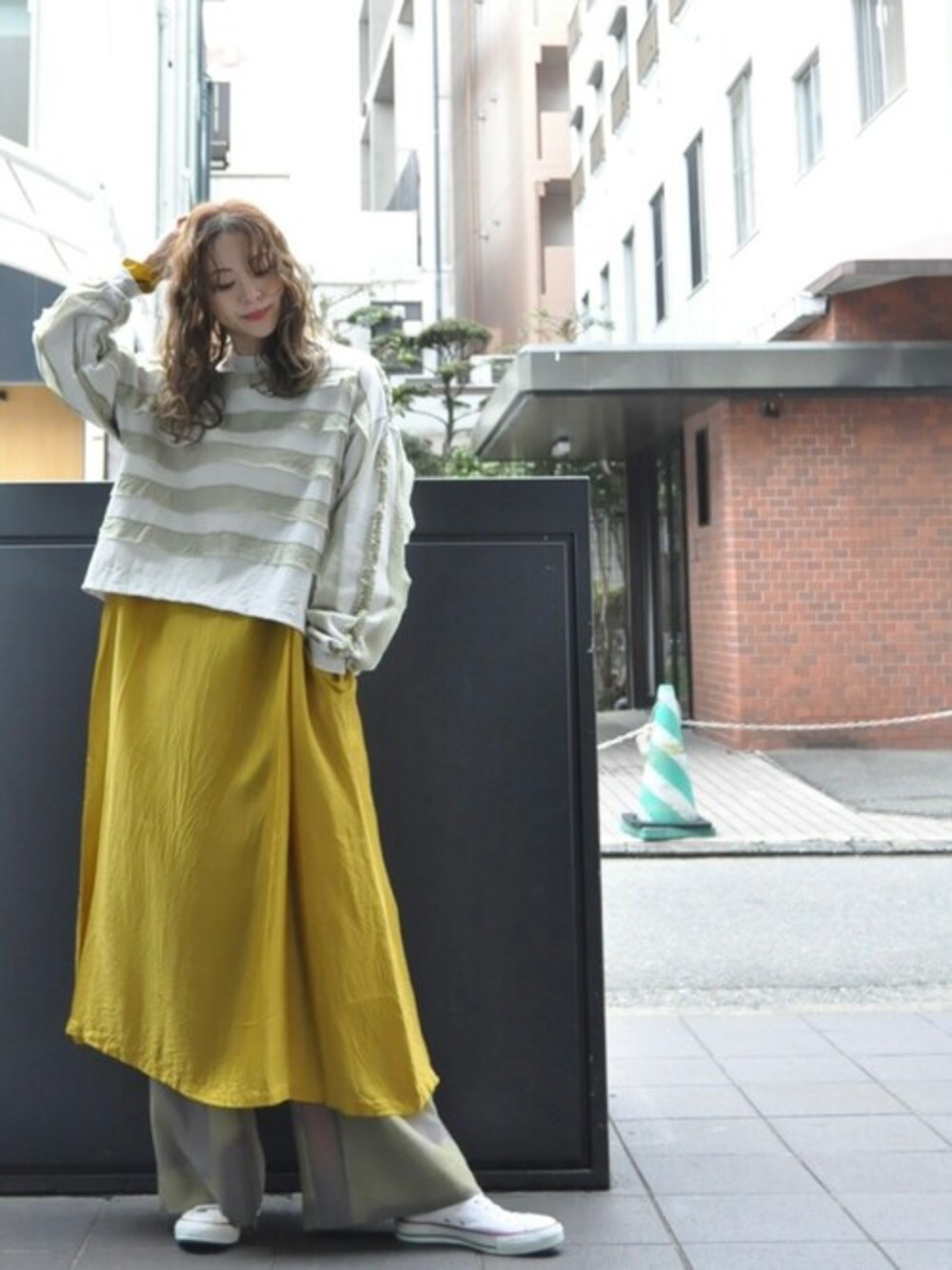 グリーン系のその他パンツ、イエロー系のワンピース、グリーン系のTシャツ/カットソーを着用したレディースの冬コーディネートの1枚目の写真