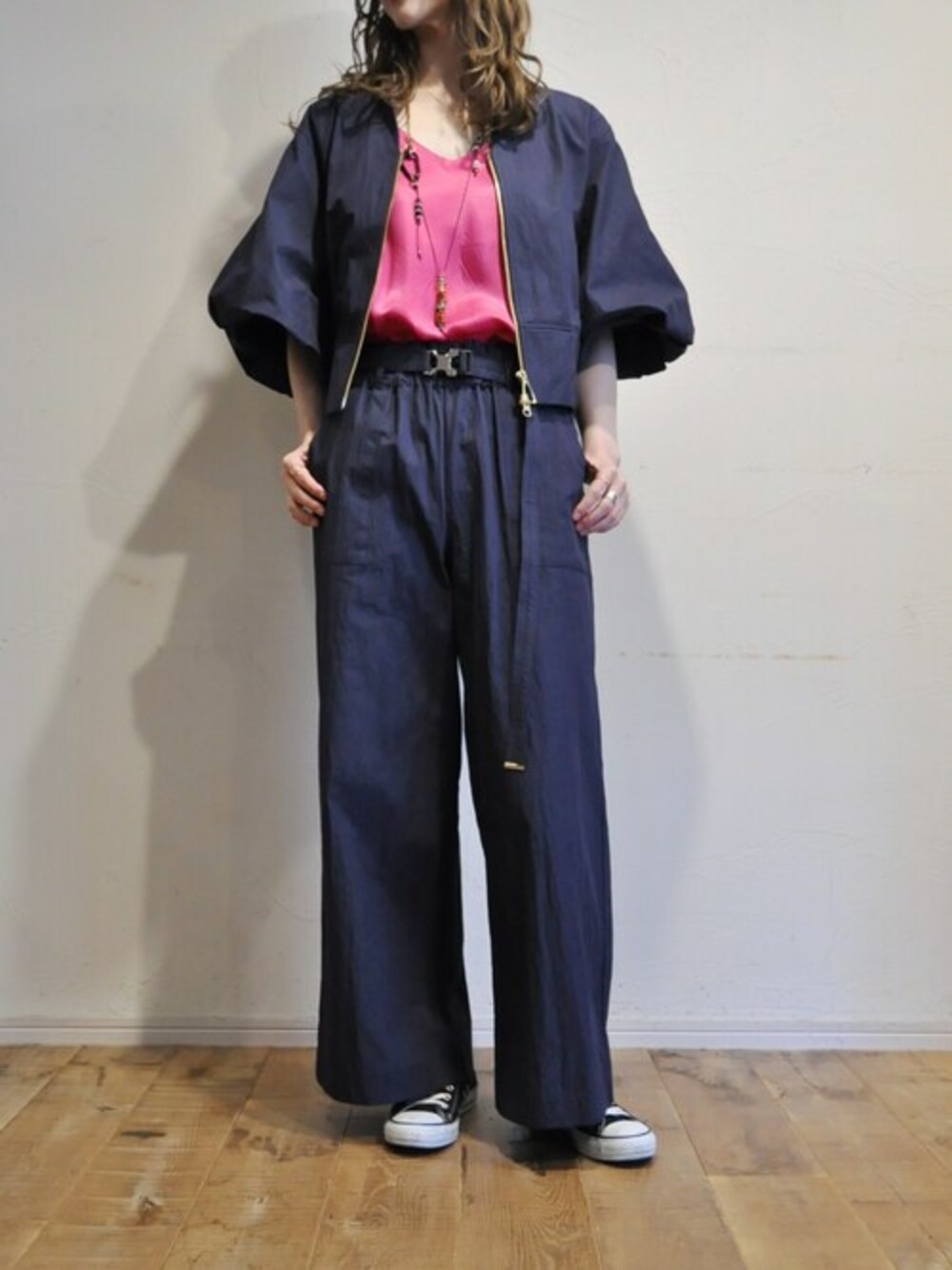 ブルー系のブルゾン、ブルー系のその他パンツ、ピンク系のキャミソールを着用したレディースの冬コーディネートの1枚目の写真