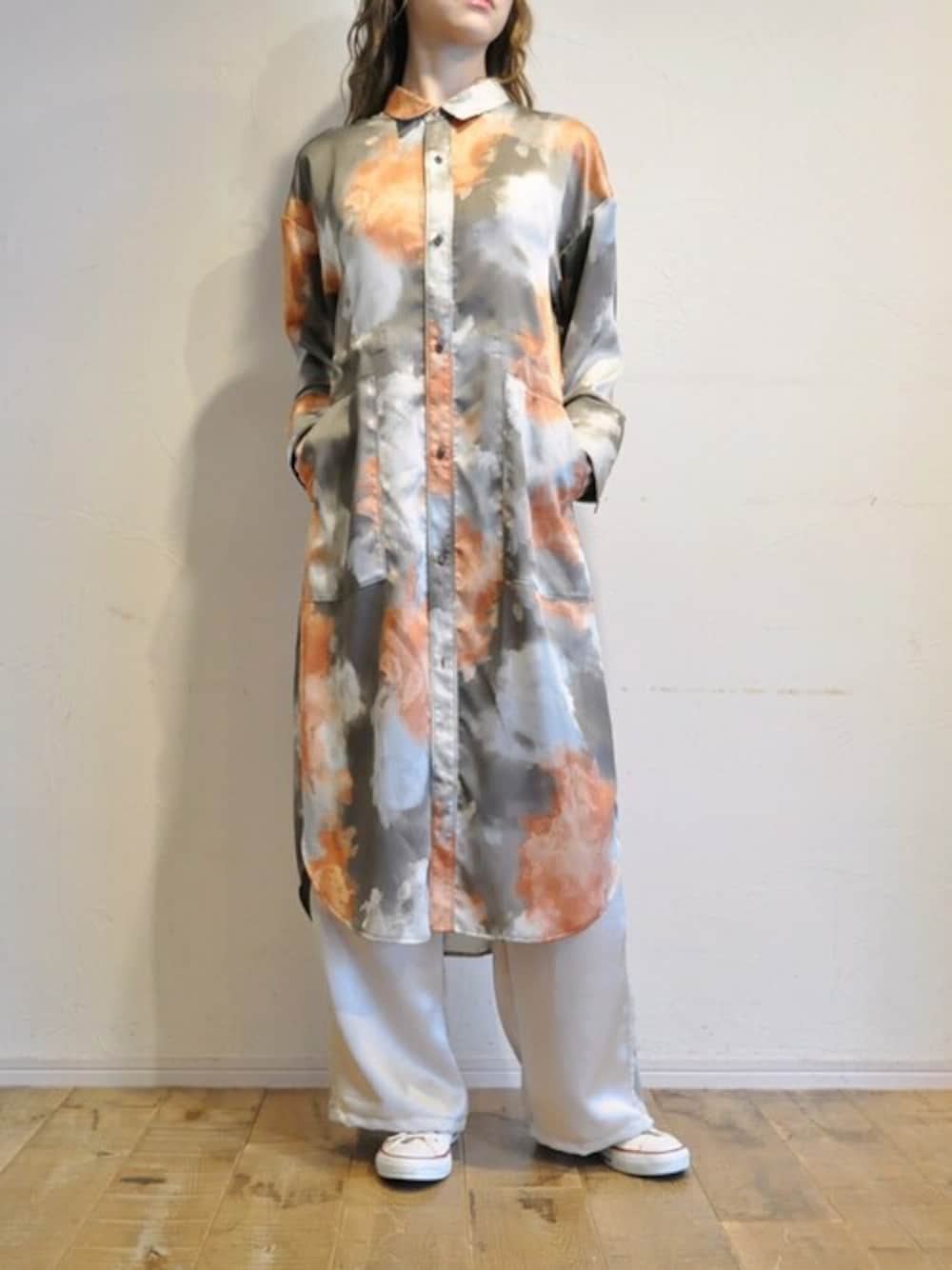 オレンジ系のシャツワンピース、ホワイト系のその他パンツを着用したレディースの冬コーディネートの1枚目の写真