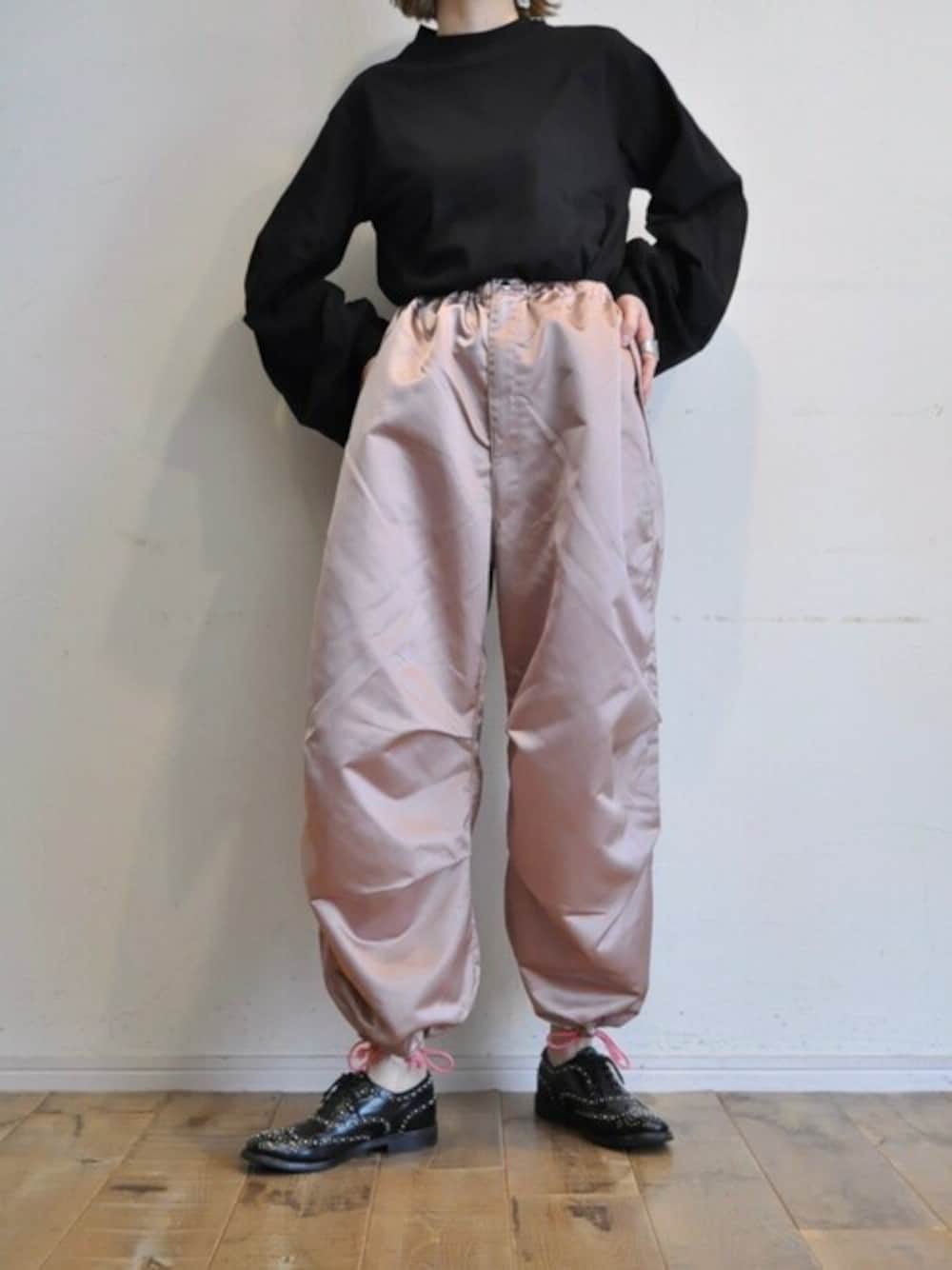 「カラーパンツ、休日スタイル、春色、シンプルコーデ、春コーデ、スノーカモ、churchs、angelina、M53、スノーカモパンツ」｜「--のギャザースリーブプルオーバー（Tシャツ/カットソー、ブラック系）」を使った、chaosbohemiaさん（レディース・165cm）の冬コーディネートの1枚目の写真
