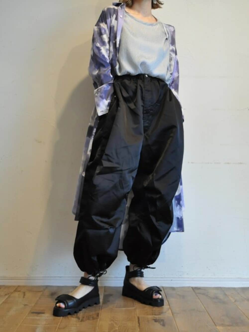 「サンダル、シャツワンピ、柄ワンピース、メタリック、hippiness、angelina、M53、yuko imanishi、スノーカモパンツ」｜「--のメタリックスノーカモパンツ（その他パンツ、ブラック系）」を使った、chaosbohemiaさん（レディース・165cm）の冬コーディネートの1枚目の写真