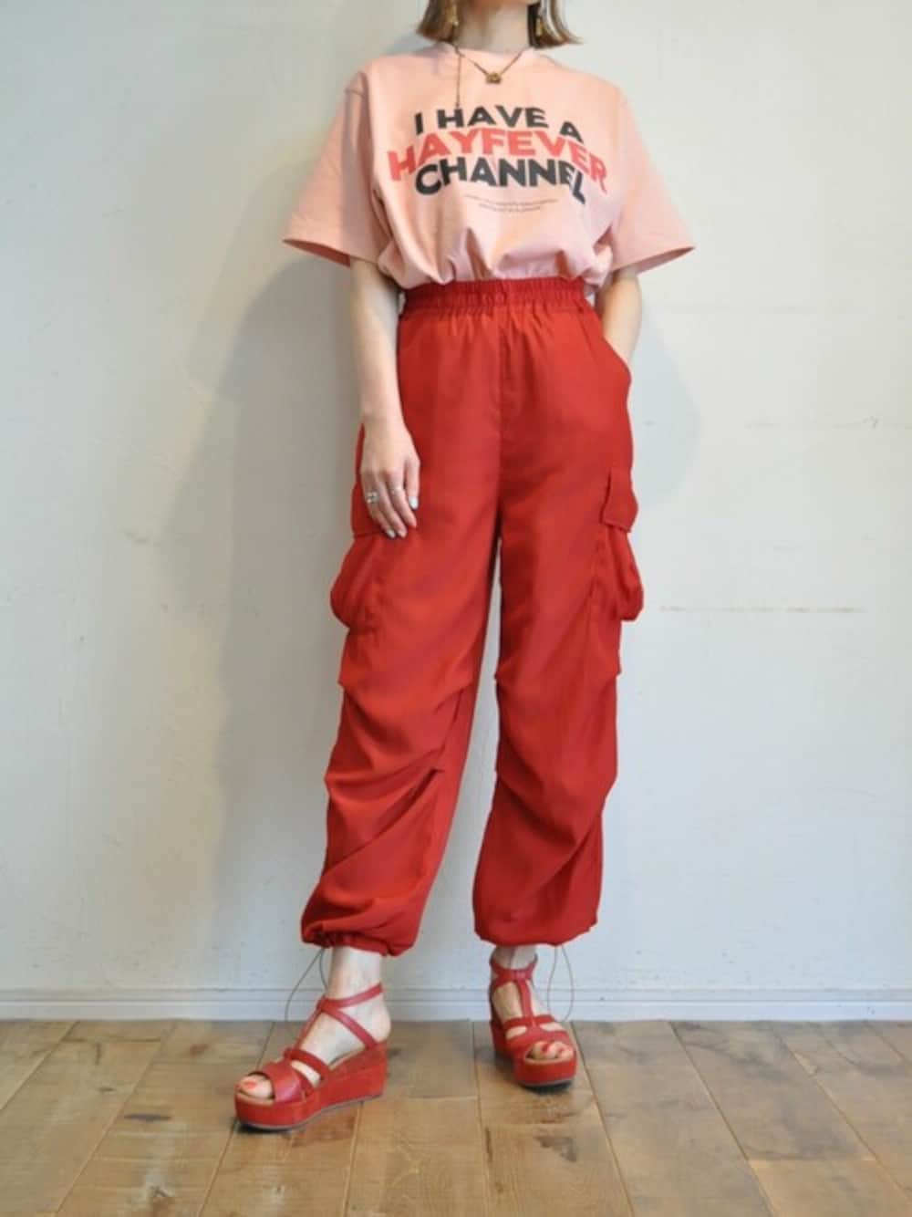 「ロゴT、ピンク、rehersall、カーゴパンツ、お出かけコーデ、リハーズオール、赤パンツ、thomasmagpie、春服みてみて、ト―マースマグパイ」｜「RehersalLのビジューカーゴパンツ（カーゴパンツ、レッド系）」を使った、chaosbohemiaさん（レディース・165cm）の春コーディネートの1枚目の写真