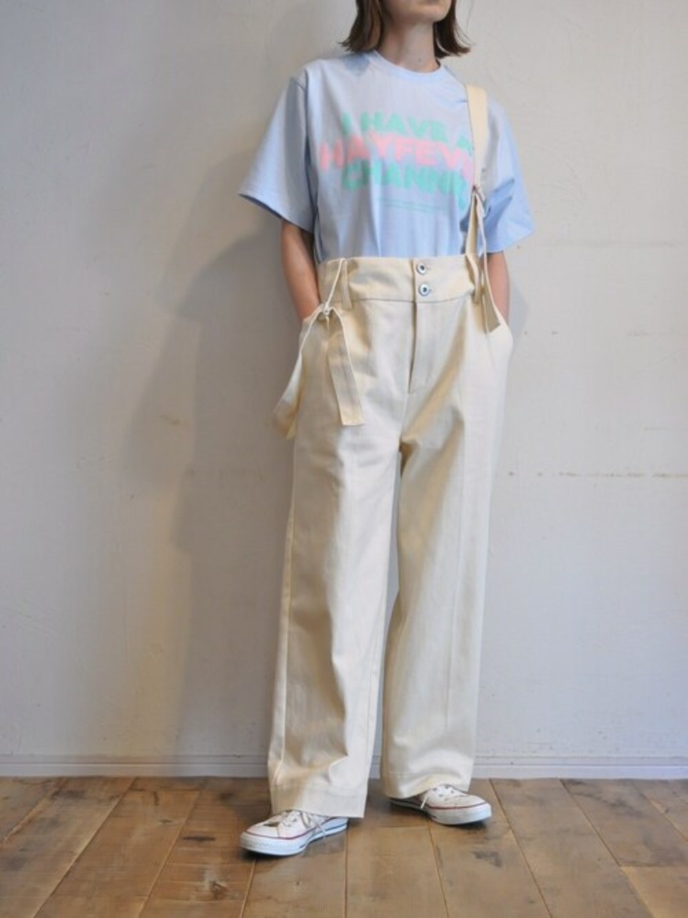 ブルー系のTシャツ/カットソー、ホワイト系のその他パンツを着用したレディースの春コーディネートの1枚目の写真