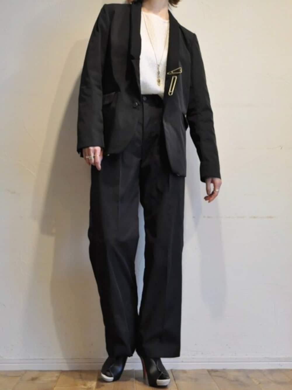 ホワイト系のシャツ/ブラウス、ブラック系のテーラードジャケット、ブラック系のスラックスを着用したレディースの春コーディネートの1枚目の写真