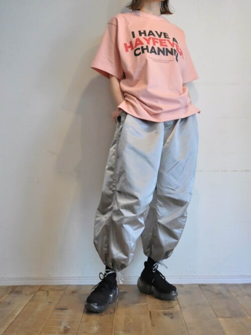 ピンク系のTシャツ/カットソー、シルバー系のその他パンツを着用したレディースの春コーディネートの1枚目の写真