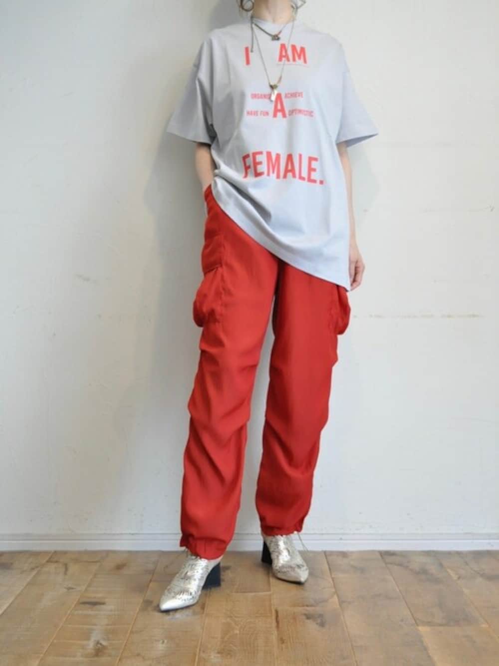 「ロゴT、Tシャツ、rehersall、リハーズオール、春カラー、春夏コーデ、夏コーデ、ビッグT、thomasmagpie、トーマスマグパイ」｜「RehersalLのビジューカーゴパンツ（カーゴパンツ、レッド系）」を使った、chaosbohemiaさん（レディース・165cm）の春コーディネートの1枚目の写真
