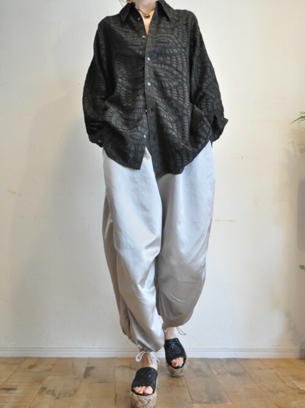 ブラック系のシャツ/ブラウス、シルバー系のその他パンツを着用したレディースの春コーディネートの1枚目の写真