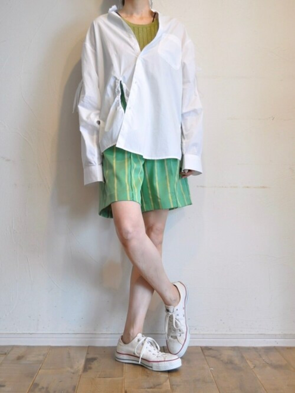 グリーン系のその他パンツ、ホワイト系のシャツ/ブラウスを着用したレディースの夏コーディネートの1枚目の写真
