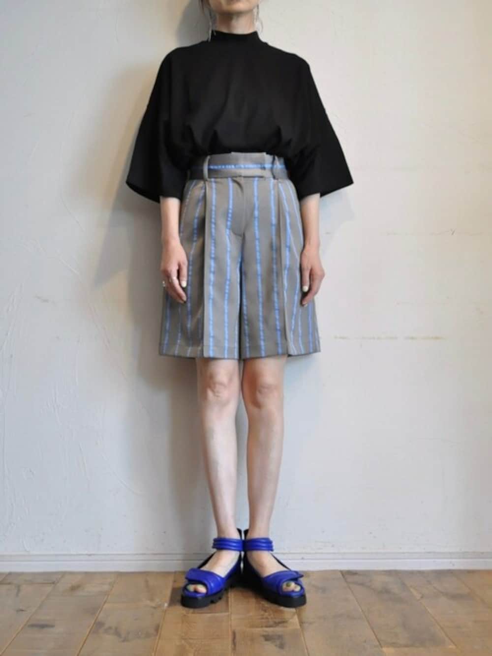 グレー系のその他パンツ、ブルー系のサンダル、ブラック系のTシャツ/カットソーを着用したレディースの夏コーディネートの1枚目の写真