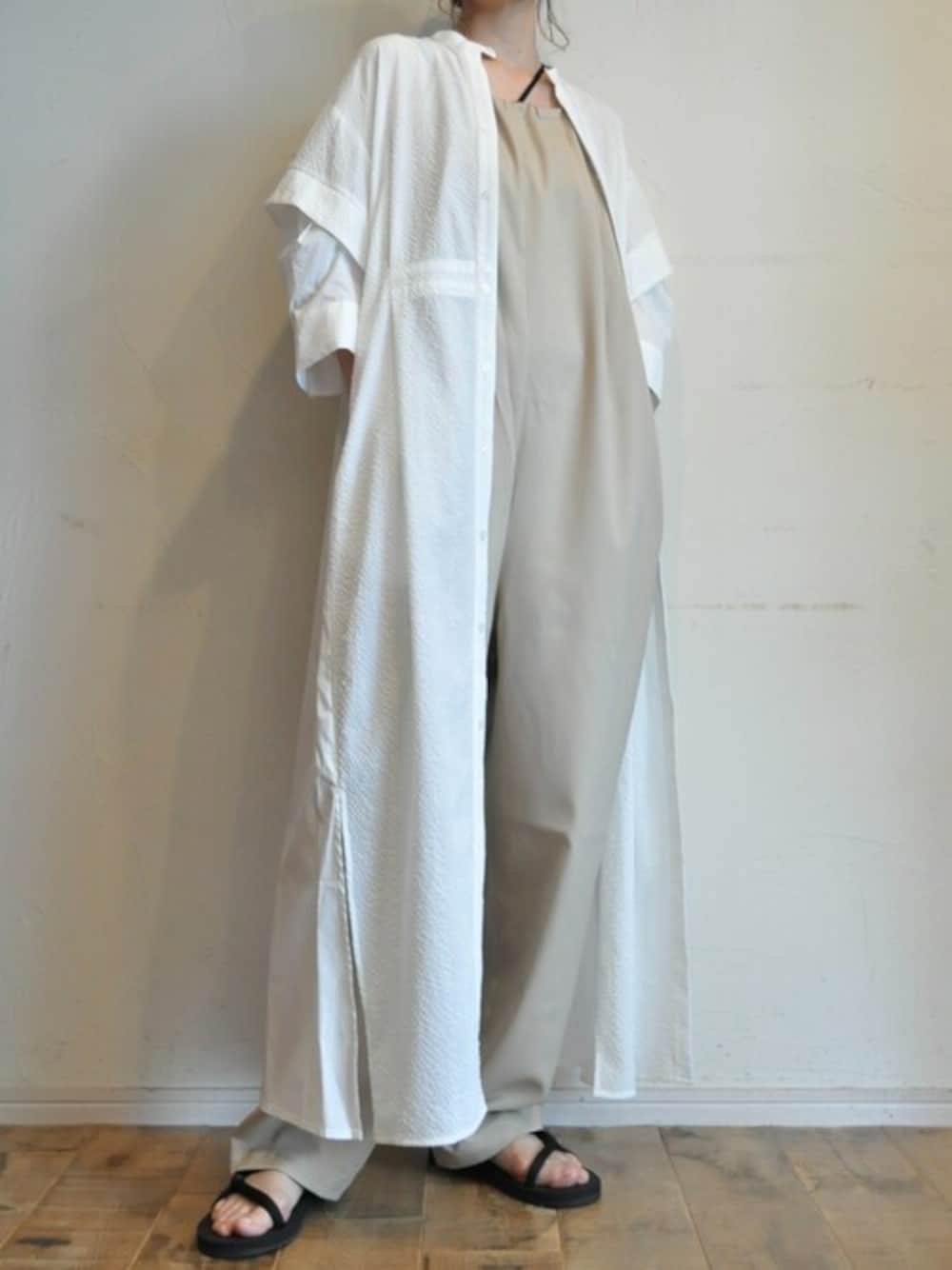 ホワイト系のシャツワンピース、ベージュ系のサロペット/オーバーオールを着用したレディースの夏コーディネートの1枚目の写真