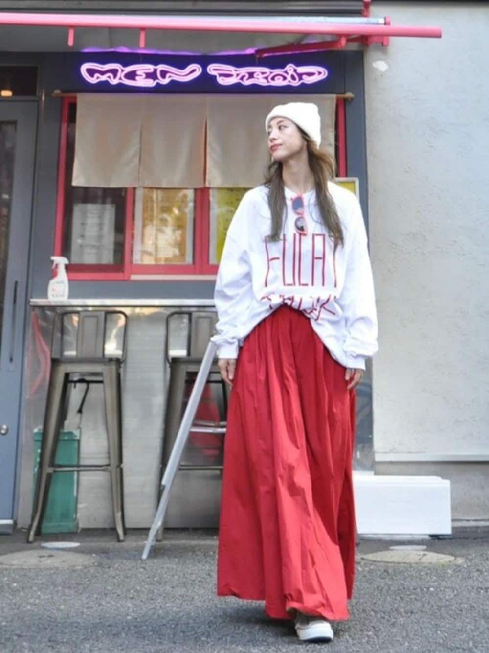 ホワイト系のTシャツ/カットソーを着用したレディースの秋コーディネートの1枚目の写真