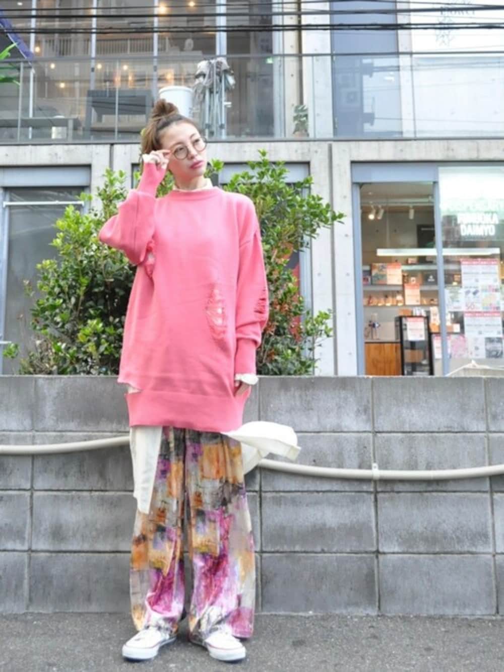 「レイヤードスタイル、hippiness、秋冬コーデ、キュプラコート、ダメージニット、カシュクールコート」｜「hippinessのブリーチアウトブレーカーニットクラッシーズ（ニット/セーター、ピンク系）」を使った、chaosbohemiaさん（レディース・168cm）の秋コーディネートの1枚目の写真