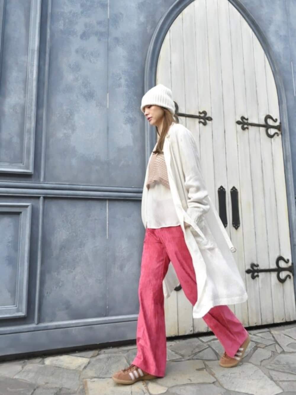 ホワイト系のその他アウター、ピンク系のニット/セーター、ホワイト系のシャツ/ブラウスを着用したレディースの冬コーディネートの1枚目の写真