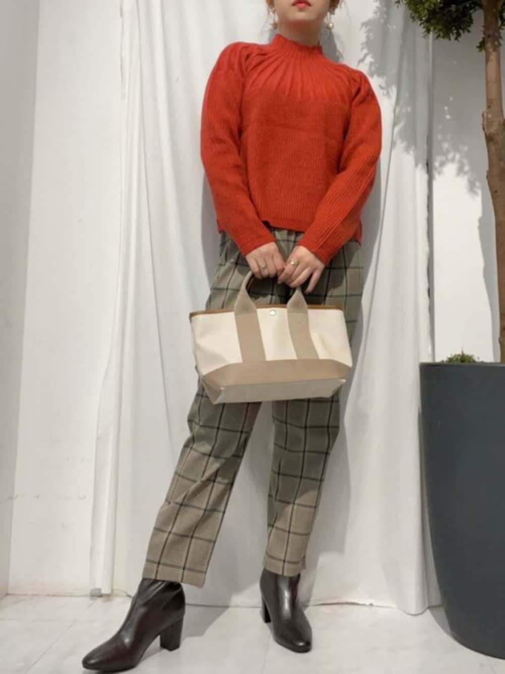 「チェックパンツ、赤ニット、カジュアルコーデ、162cm、ニットコーデ、キレイめパンツ、162cmコーデ」｜「Bou Jeloudのホイップネックトップス（ニット/セーター、レッド系）」を使った、Bou Jeloudさん（レディース・162cm）の冬コーディネートの1枚目の写真