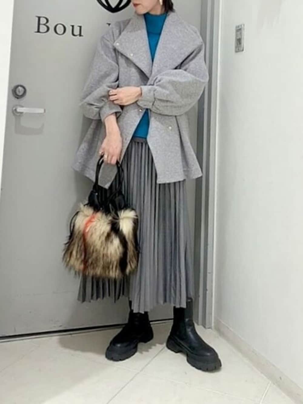 「スカート、グレー、冬コーデ、大人カジュアル、プリーツスカート、きれいめカジュアル、シンプルコーデ、高身長女子、164cm、164cmコーデ」｜「Bou Jeloudの起毛プリーツロングスカート（スカート、グレー系）」を使った、Bou Jeloudさん（レディース・164cm）の冬コーディネートの1枚目の写真